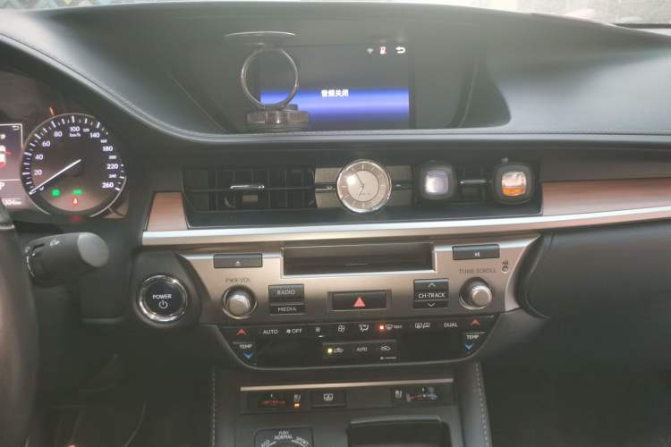 Used Lexus ES 2015 300h Luxury Edition Audio And AC Panel