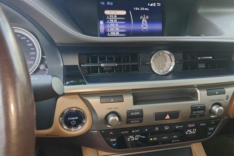 Used Lexus ES 2015 300h Comfort Edition Audio And AC Panel