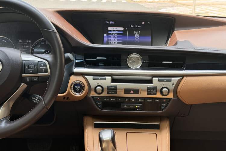 Used Lexus ES 2015 300h Comfort Edition Audio And AC Panel