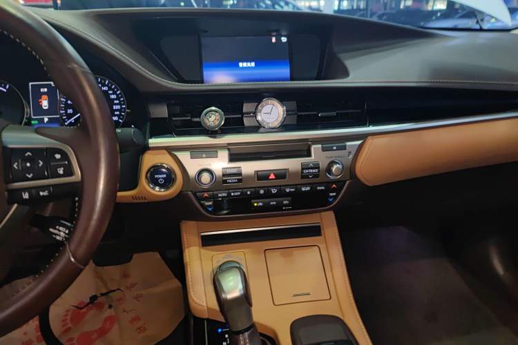 Used Lexus ES 2015 300h Comfort Edition Audio And AC Panel