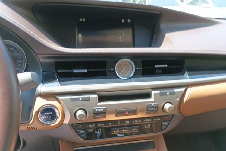 Used Lexus ES 2015 300h Comfort Edition Audio And AC Panel
