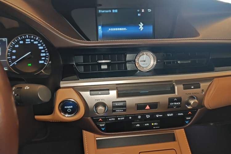 Used Lexus ES 2015 300h Comfort Edition Audio And AC Panel
