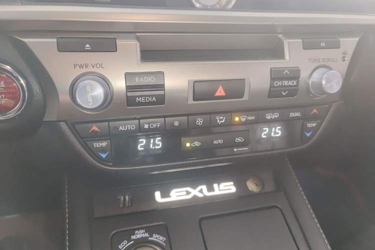 Used Lexus ES 2015 300h Comfort Edition Audio And AC Panel