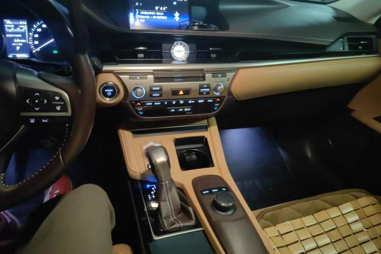 Used Lexus ES 2015 300h Comfort Edition Audio And AC Panel