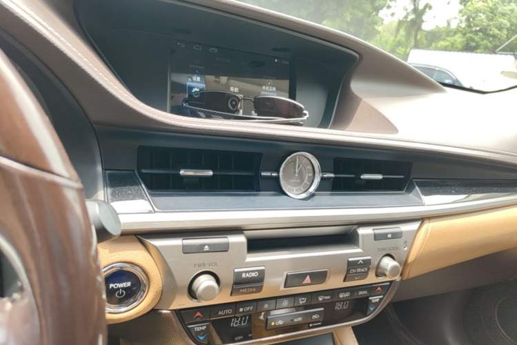 Used Lexus ES 2015 300h Comfort Edition Audio And AC Panel