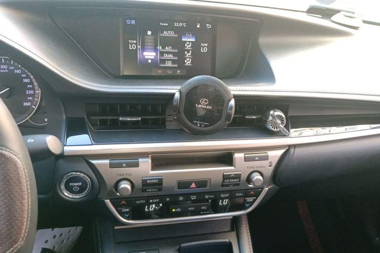 Used Lexus ES 2015 300h Comfort Edition Audio And AC Panel