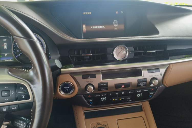 Used Lexus ES 2015 300h Comfort Edition Audio And AC Panel