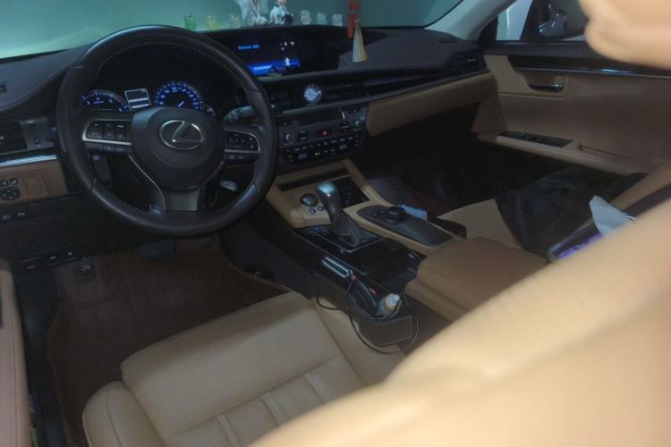 Used Lexus ES 2015 200 Comfort Edition Center Console