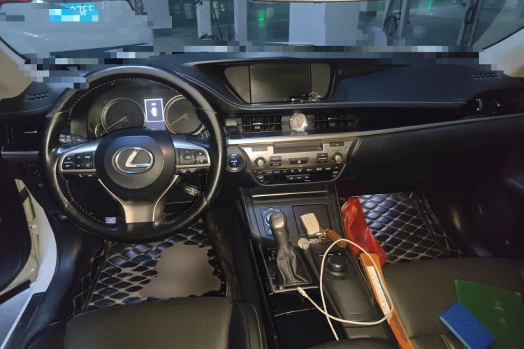 Used Lexus ES 2015 300h Comfort Edition Center Console
