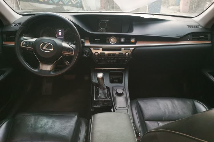 Used Lexus ES 2015 300h Luxury Edition Center Console