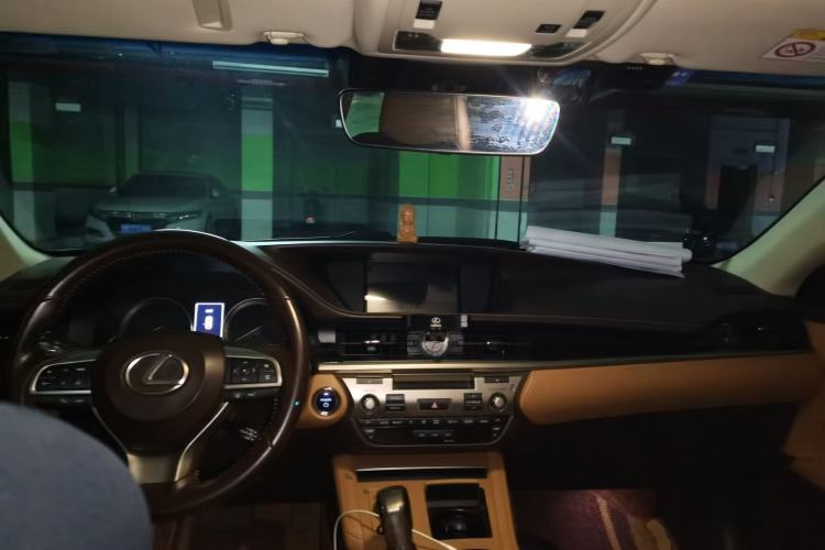 Used Lexus ES 2015 300h Comfort Edition Center Console