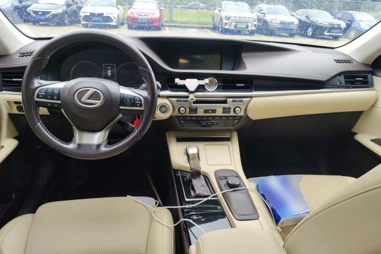 Used Lexus ES 2015 200 Comfort Edition Center Console