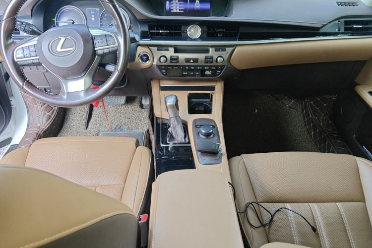 Used Lexus ES 2015 300h Comfort Edition Center Console