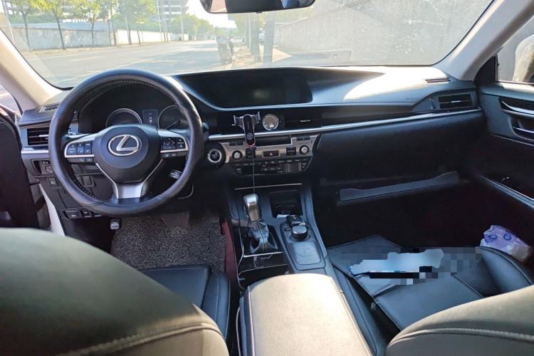 Used Lexus ES 2015 300h Comfort Edition Center Console