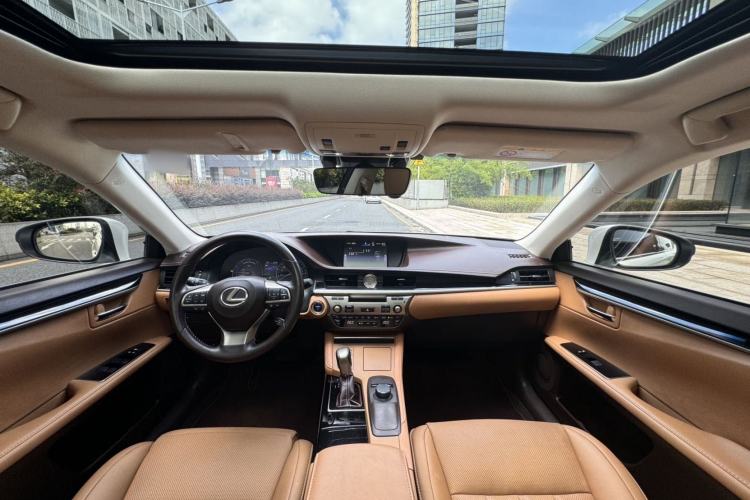 Used Lexus ES 2015 300h Comfort Edition Center Console