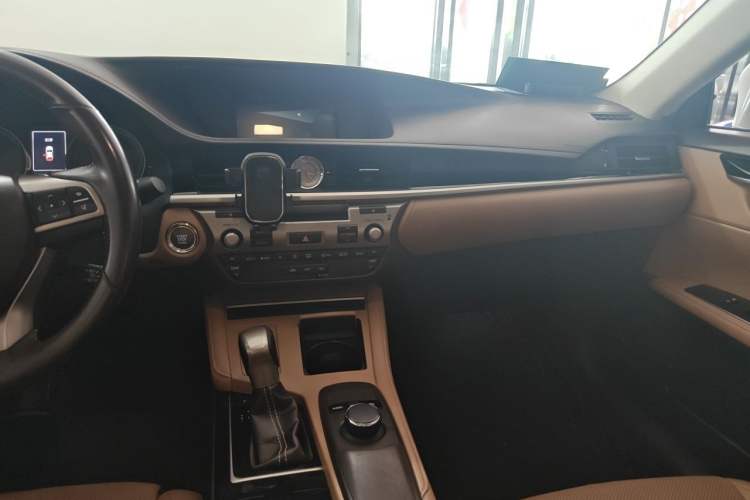 Used Lexus ES 2015 200 Elite Edition Center Console