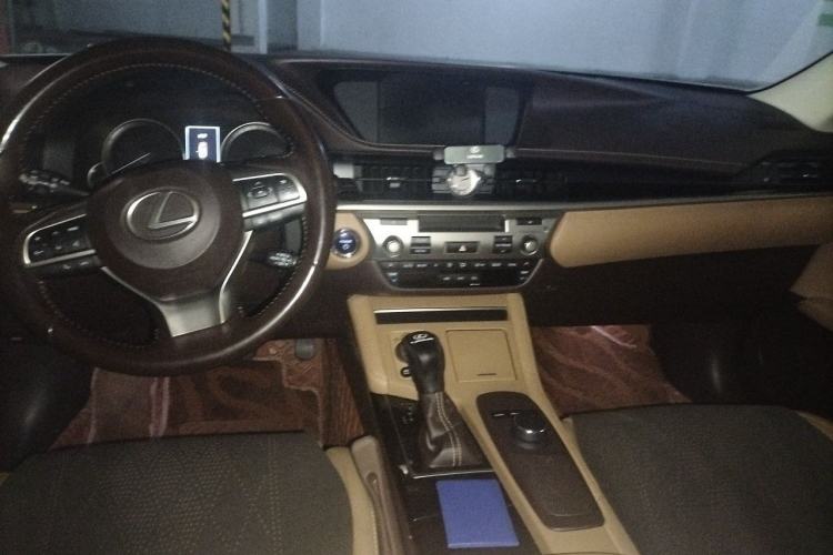 Used Lexus ES 2015 300h Comfort Edition Center Console