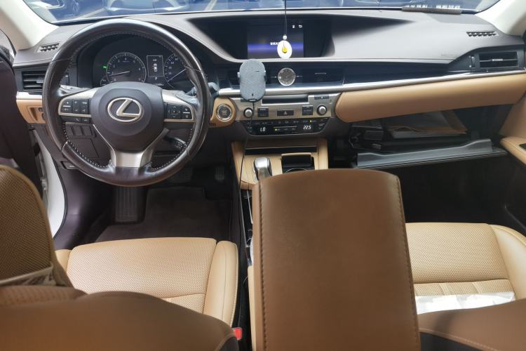 Used Lexus ES 2015 200 Elite Edition Center Console