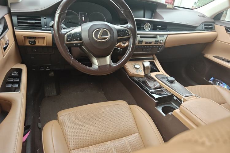 Used Lexus ES 2015 200 Comfort Edition Center Console