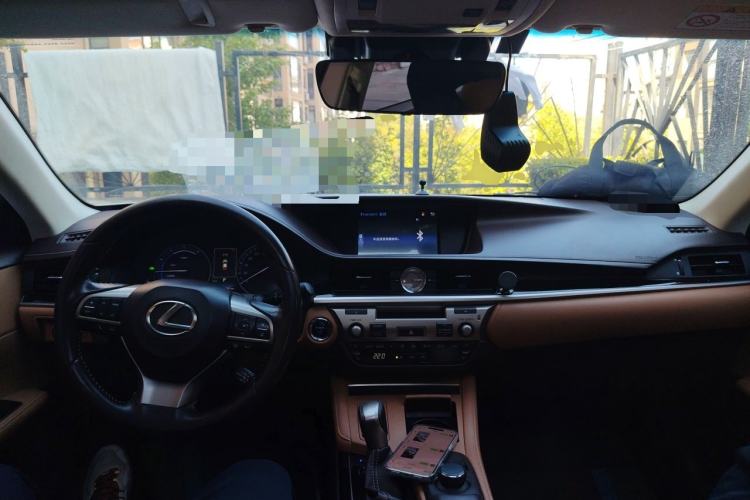 Used Lexus ES 2015 300h Comfort Edition Center Console
