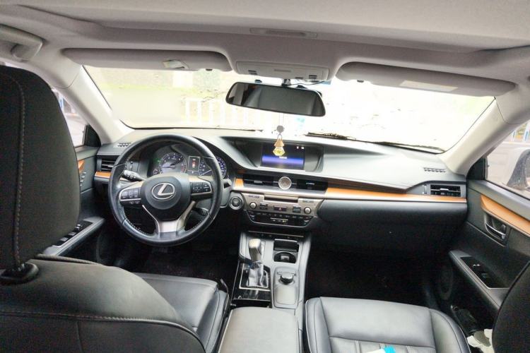 Used Lexus ES 2015 250 Elegant Edition Center Console