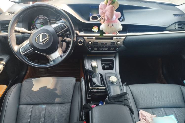 Used Lexus ES 2015 300h Comfort Edition Center Console