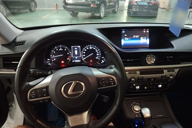 Used Lexus ES 2015 200 Elite Edition Center Console