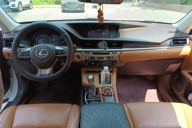 Used Lexus ES 2015 300h Luxury Edition Center Console