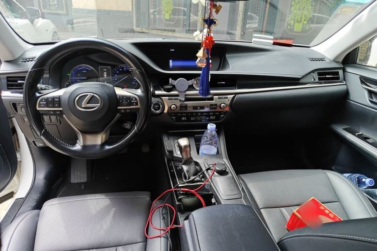 Used Lexus ES 2015 300h Comfort Edition Center Console