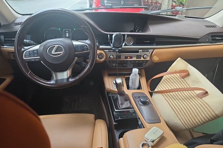 Used Lexus ES 2015 200 Comfort Edition Center Console