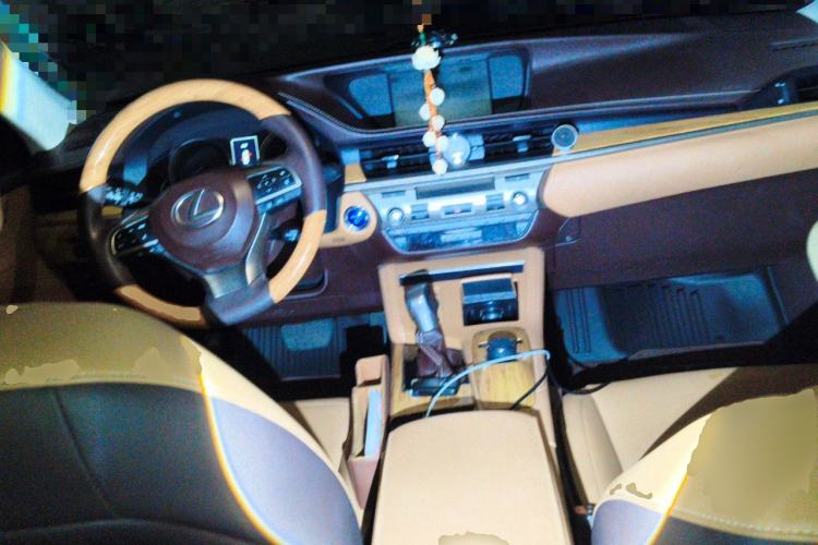 Used Lexus ES 2015 300h Comfort Edition Center Console
