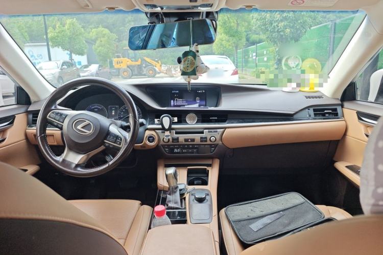 Used Lexus ES 2015 300h Comfort Edition Center Console