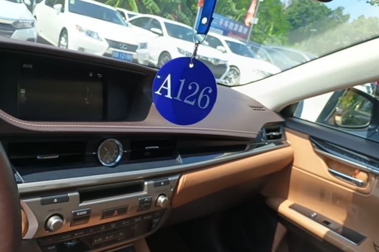 Used Lexus ES 2015 300h Comfort Edition Center Console