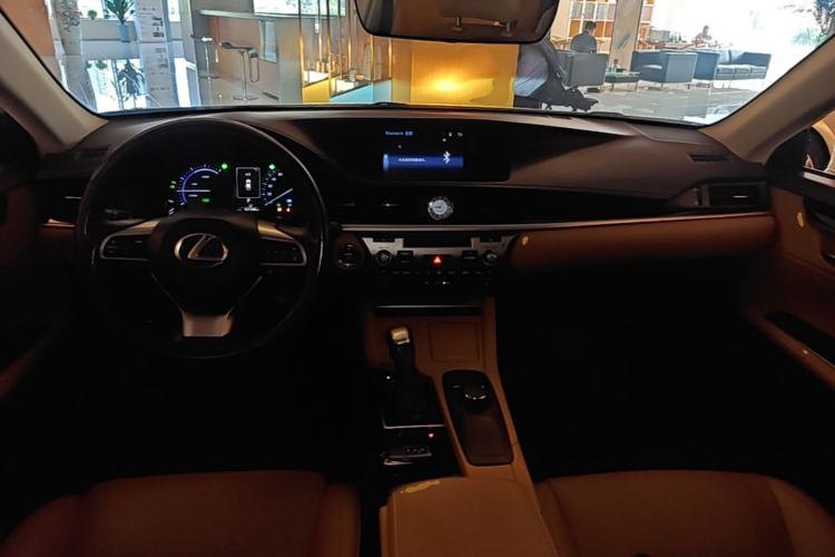 Used Lexus ES 2015 300h Comfort Edition Center Console