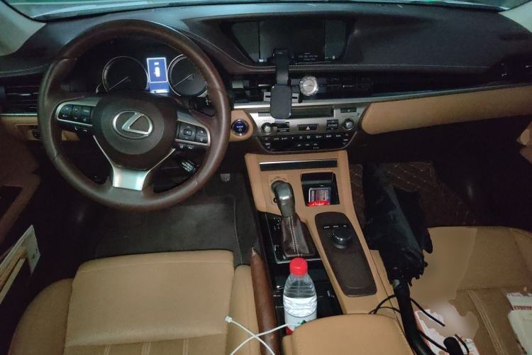 Used Lexus ES 2015 300h Comfort Edition Center Console