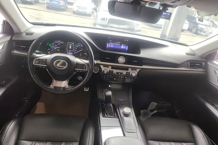 Used Lexus ES 2015 300h Comfort Edition Center Console