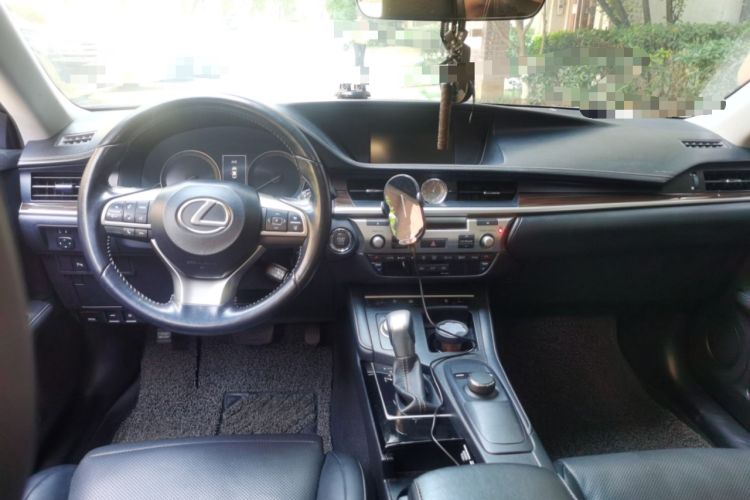 Used Lexus ES 2015 250 Elegant Edition Center Console