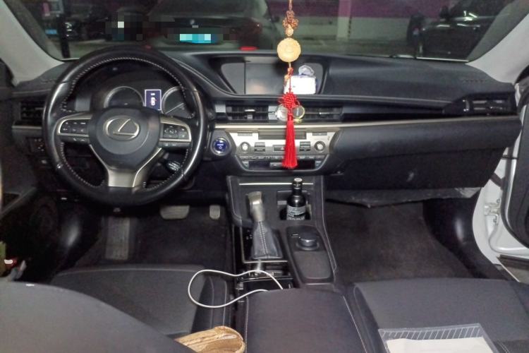 Used Lexus ES 2015 300h Comfort Edition Center Console