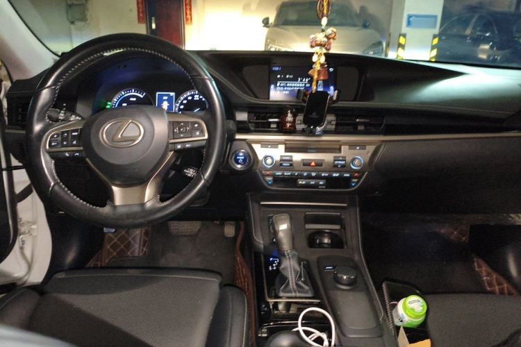 Used Lexus ES 2015 300h Comfort Edition Center Console