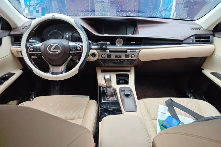 Used Lexus ES 2015 300h Comfort Edition Center Console