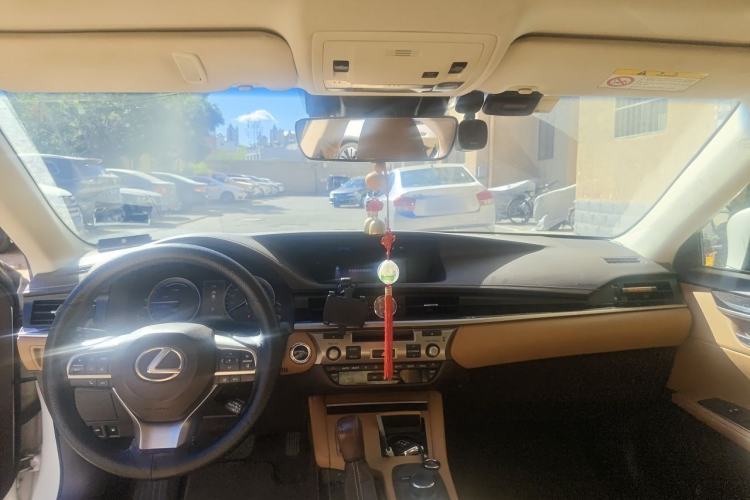 Used Lexus ES 2015 300h Comfort Edition Center Console