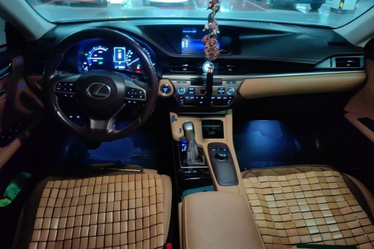 Used Lexus ES 2015 300h Comfort Edition Center Console