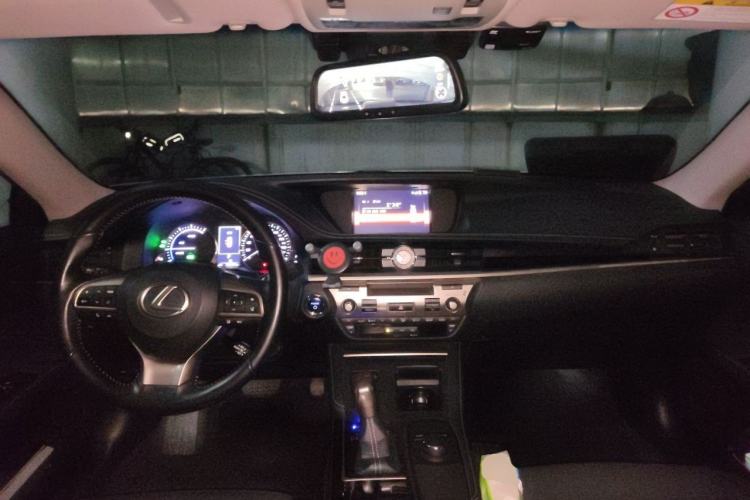 Used Lexus ES 2015 300h Comfort Edition Center Console