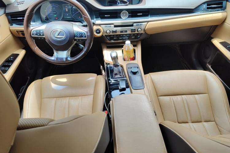 Used Lexus ES 2015 300h Comfort Edition Center Console