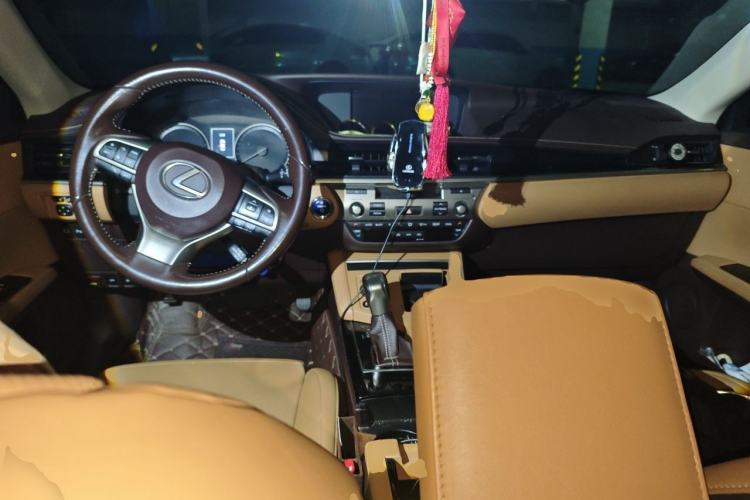 Used Lexus ES 2015 300h Comfort Edition Center Console