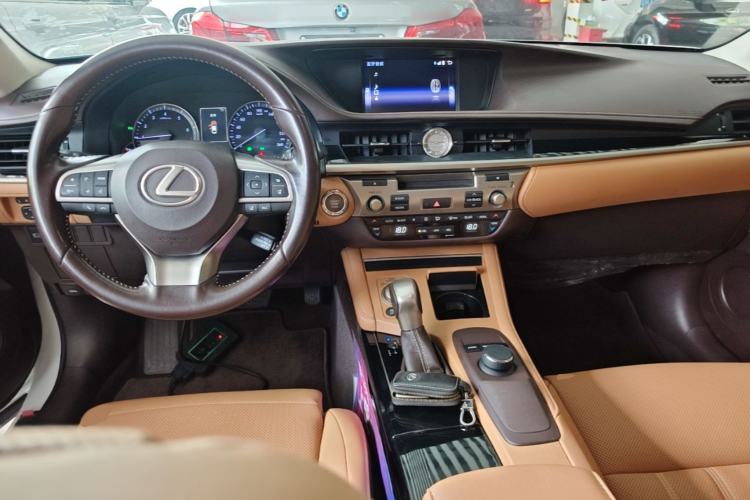 Used Lexus ES 2015 200 Comfort Edition Center Console