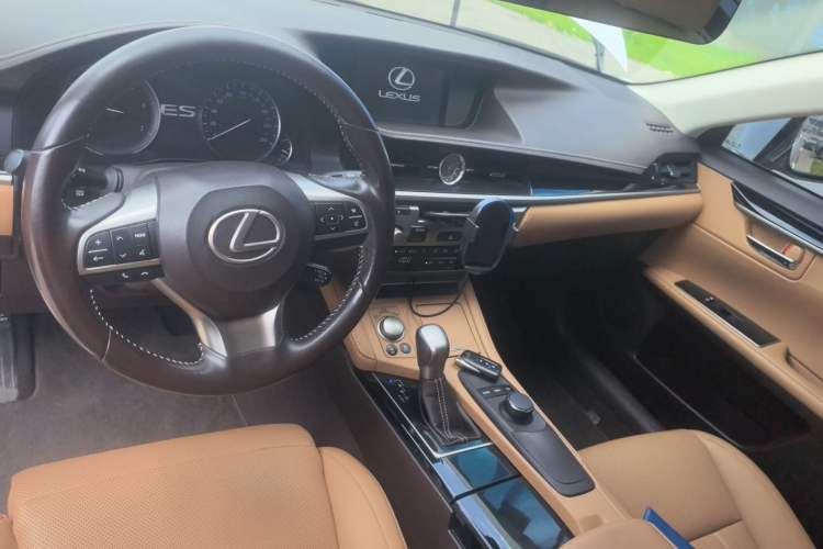 Used Lexus ES 2015 200 Elite Edition Center Console