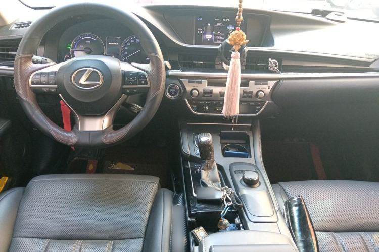 Used Lexus ES 2015 300h Comfort Edition Center Console