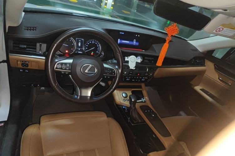 Used Lexus ES 2015 200 Comfort Edition Center Console