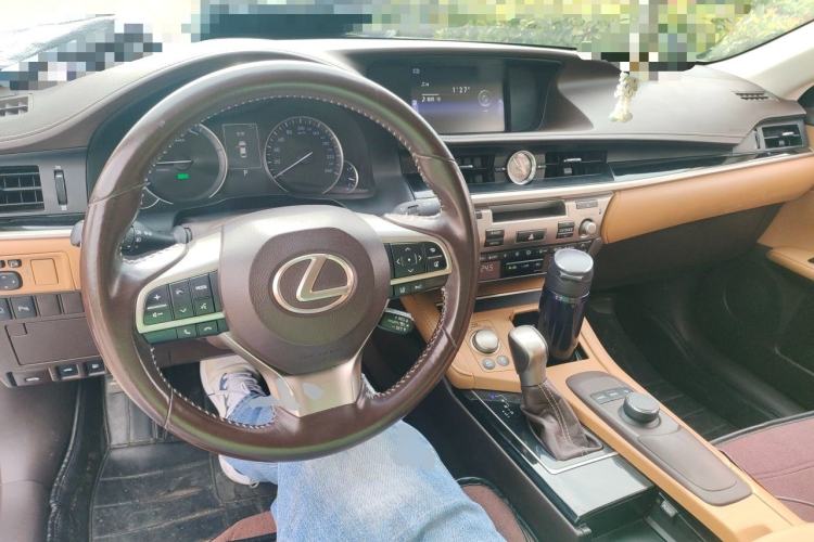 Used Lexus ES 2015 300h Comfort Edition Center Console